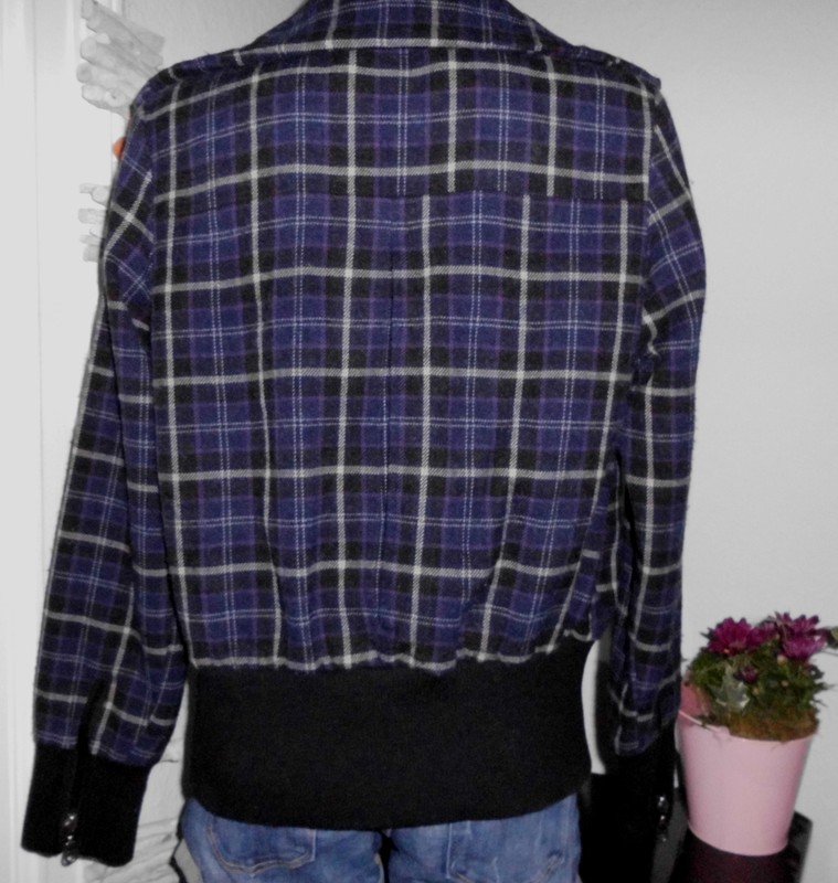 warme Jacke Gr. 36 lila/schwarz/beige kariert