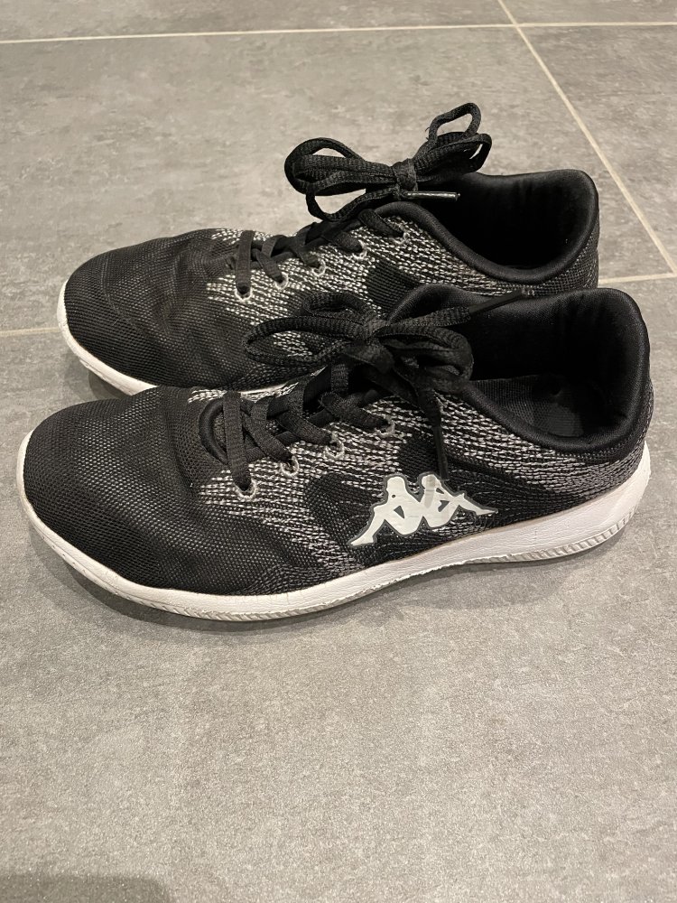 schwarz-weiße Sneaker von Kappa, Größe 36