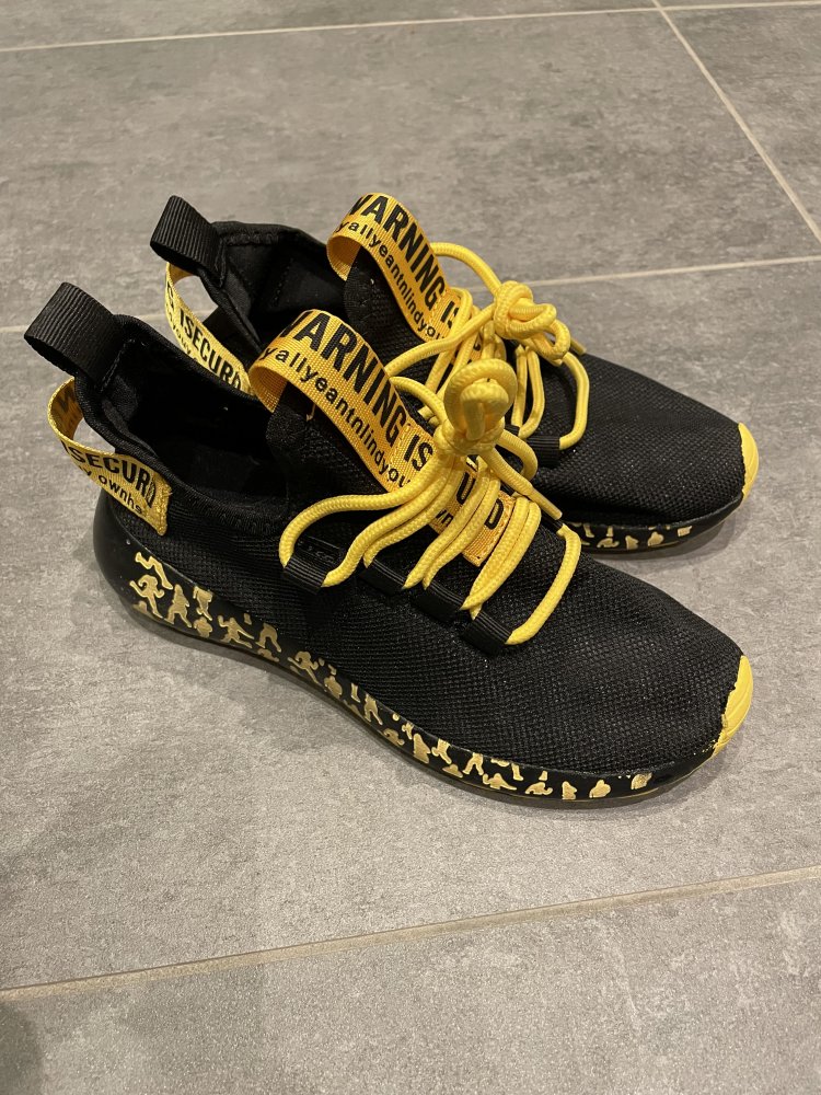 schwarz-gelbe Sneaker/Schnürschuhe