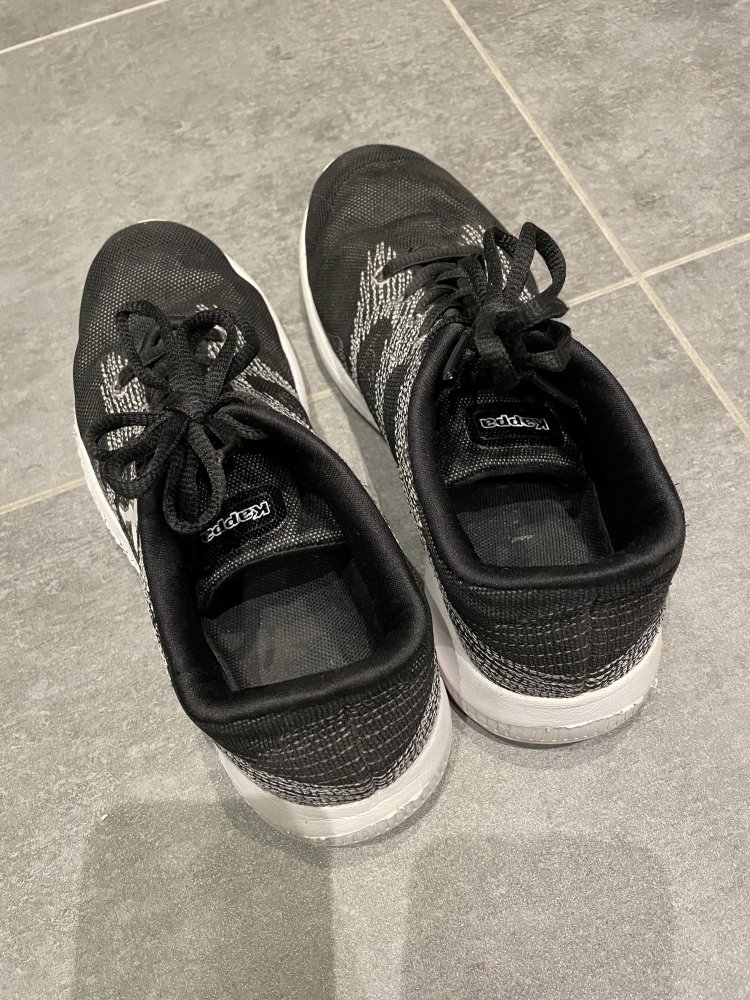 schwarz-weiße Sneaker von Kappa, Größe 36
