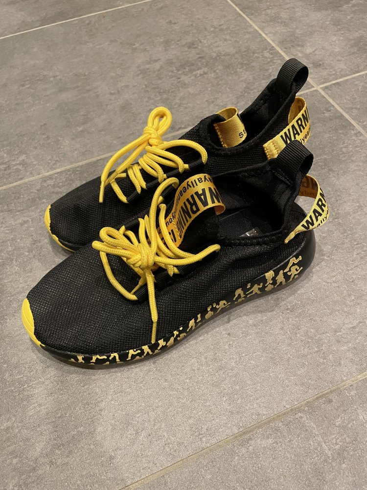 schwarz-gelbe Sneaker/Schnürschuhe