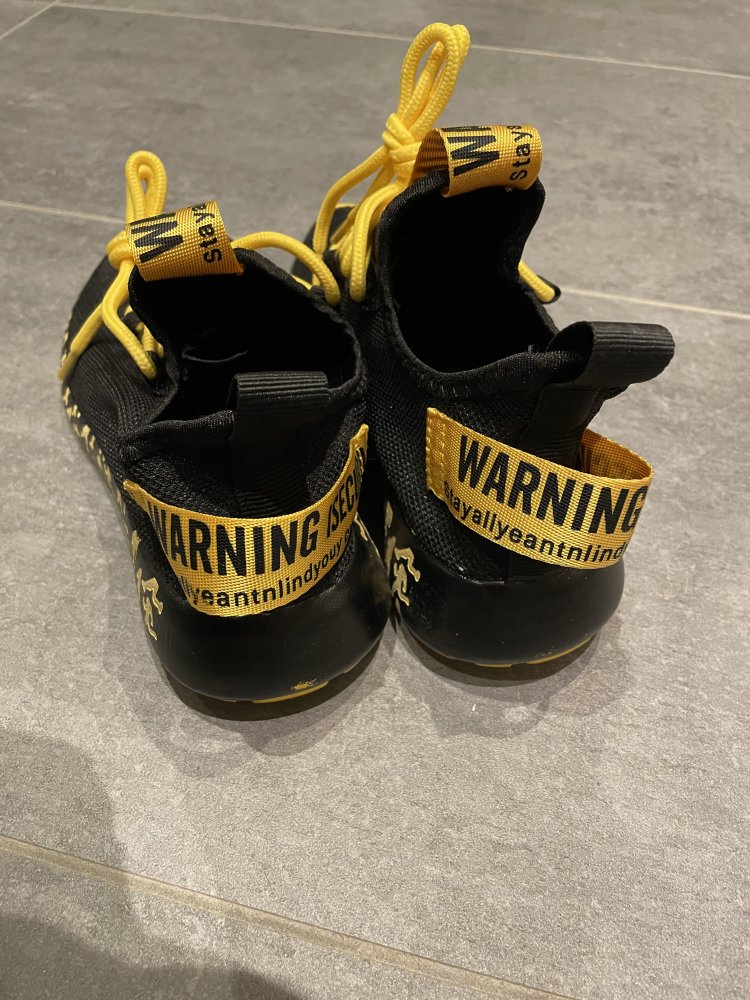schwarz-gelbe Sneaker/Schnürschuhe