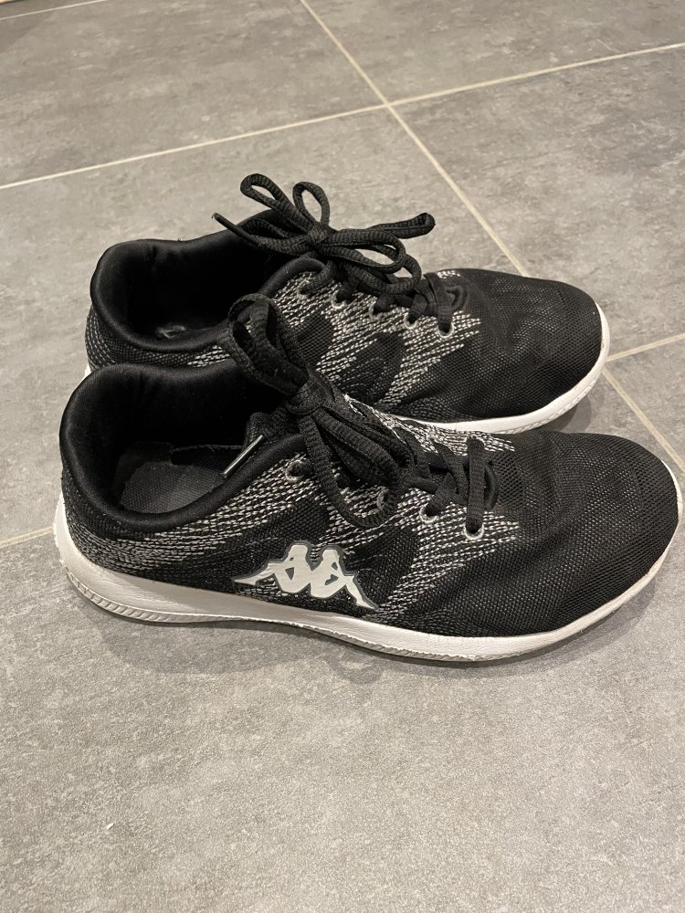 schwarz-weiße Sneaker von Kappa, Größe 36