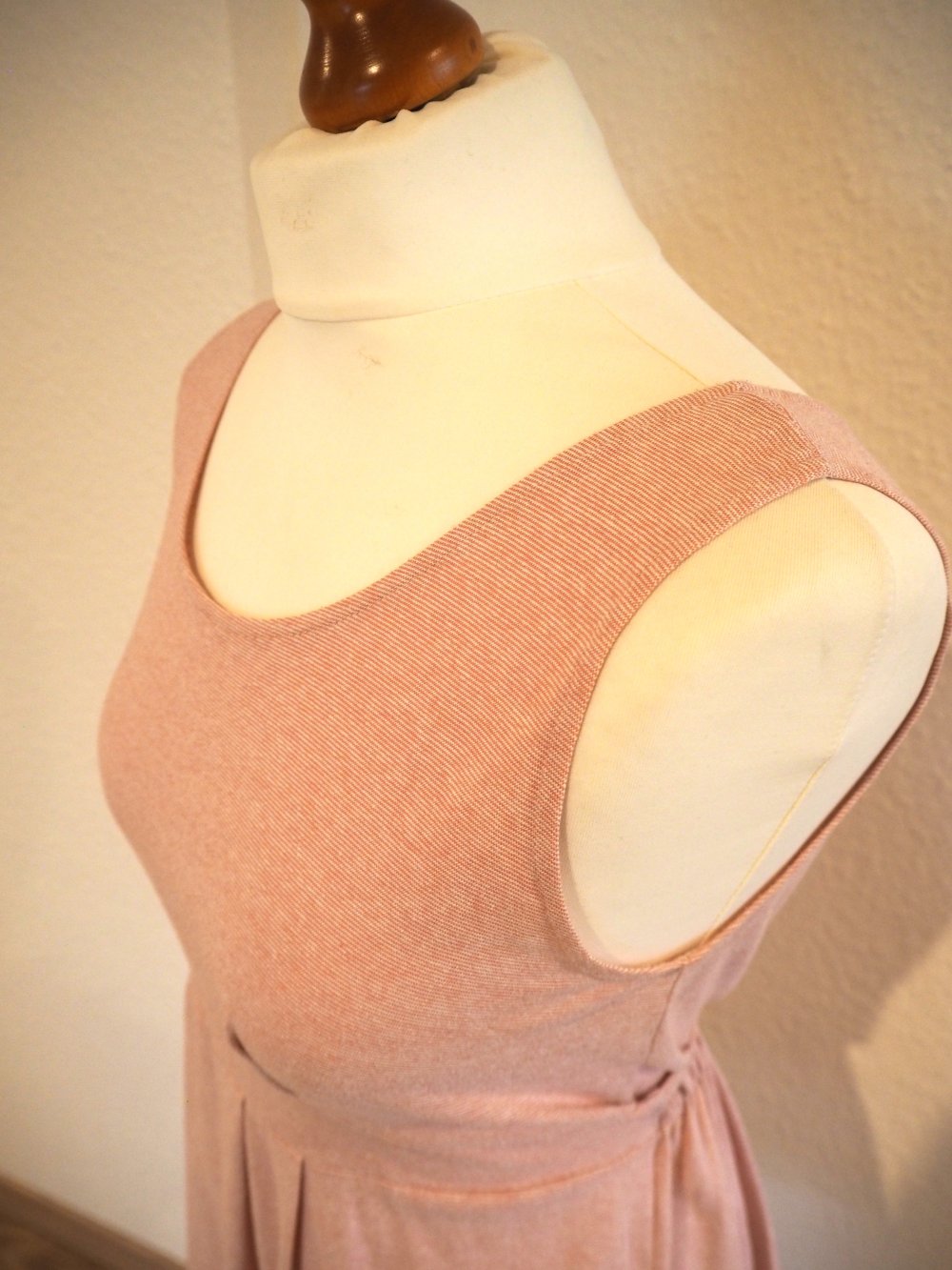 Hübsches Sommerkleid in altrosa, tailliert mit Bindegürtel