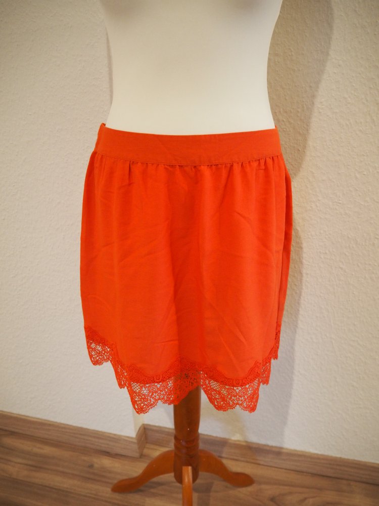 Orange-roter Rock mit Spitze