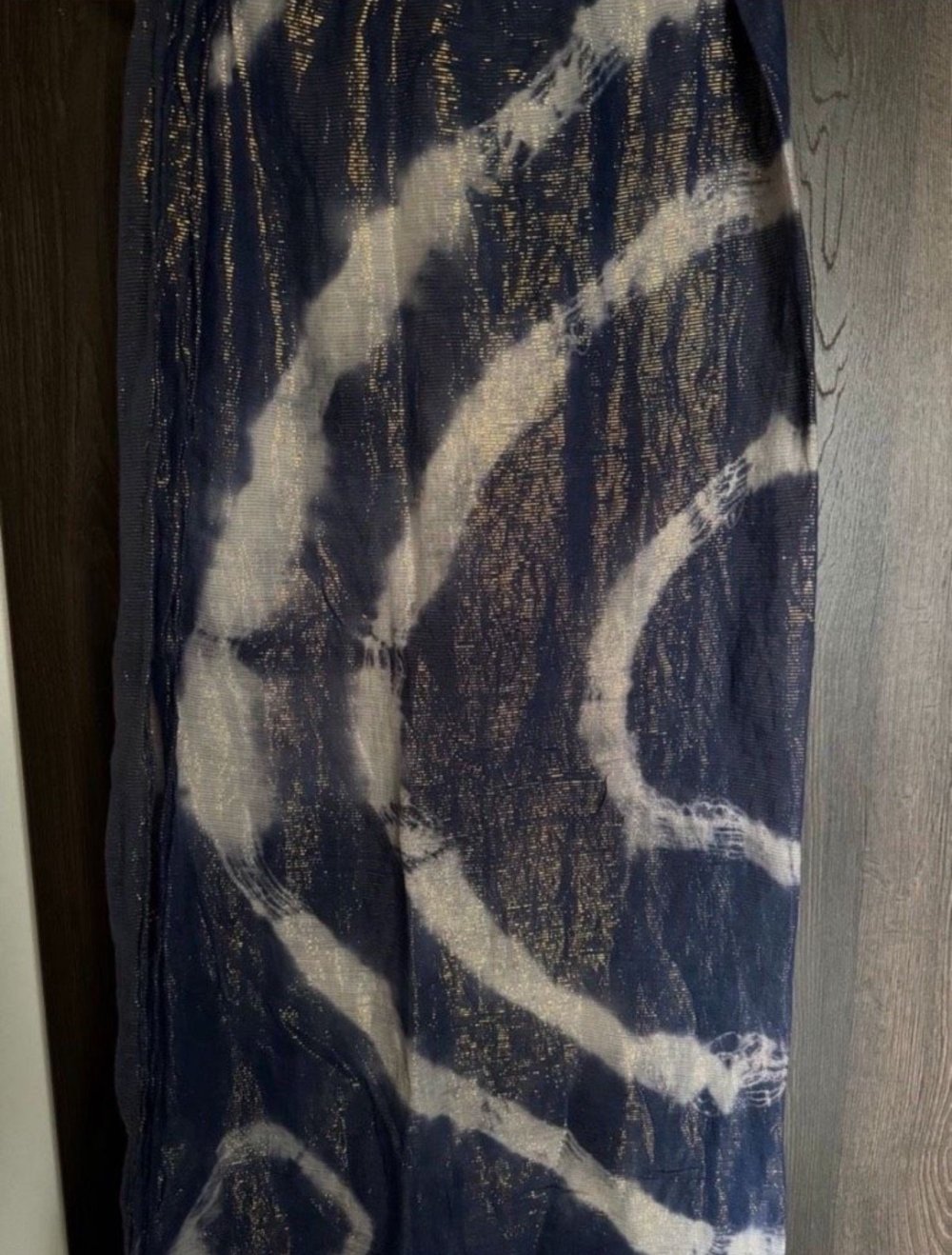 Tuch im Batik-Design mit Glitzerfäden