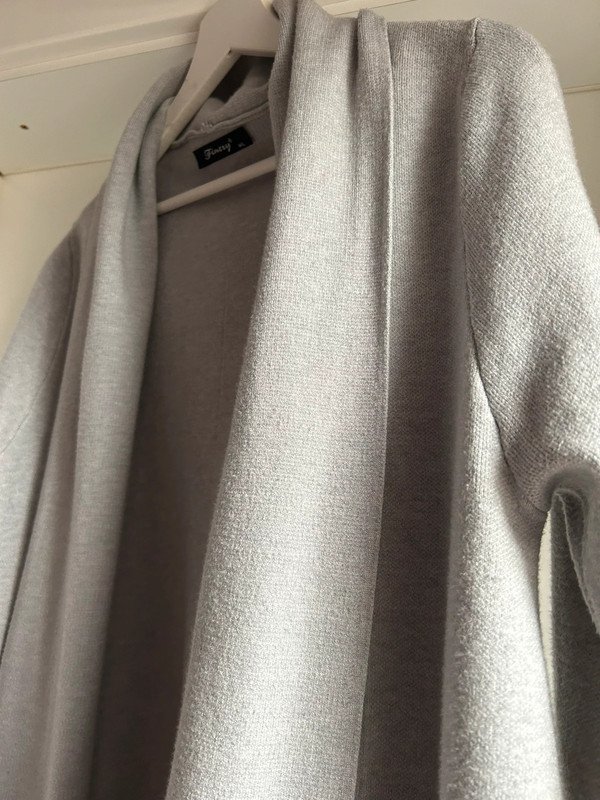 Graue lange Strickjacke 