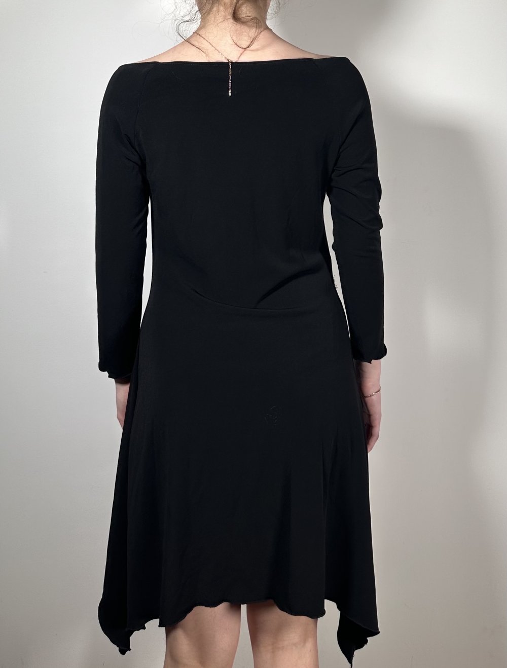 Schwarzes Off-Shoulder Kleid – elegant & feminin