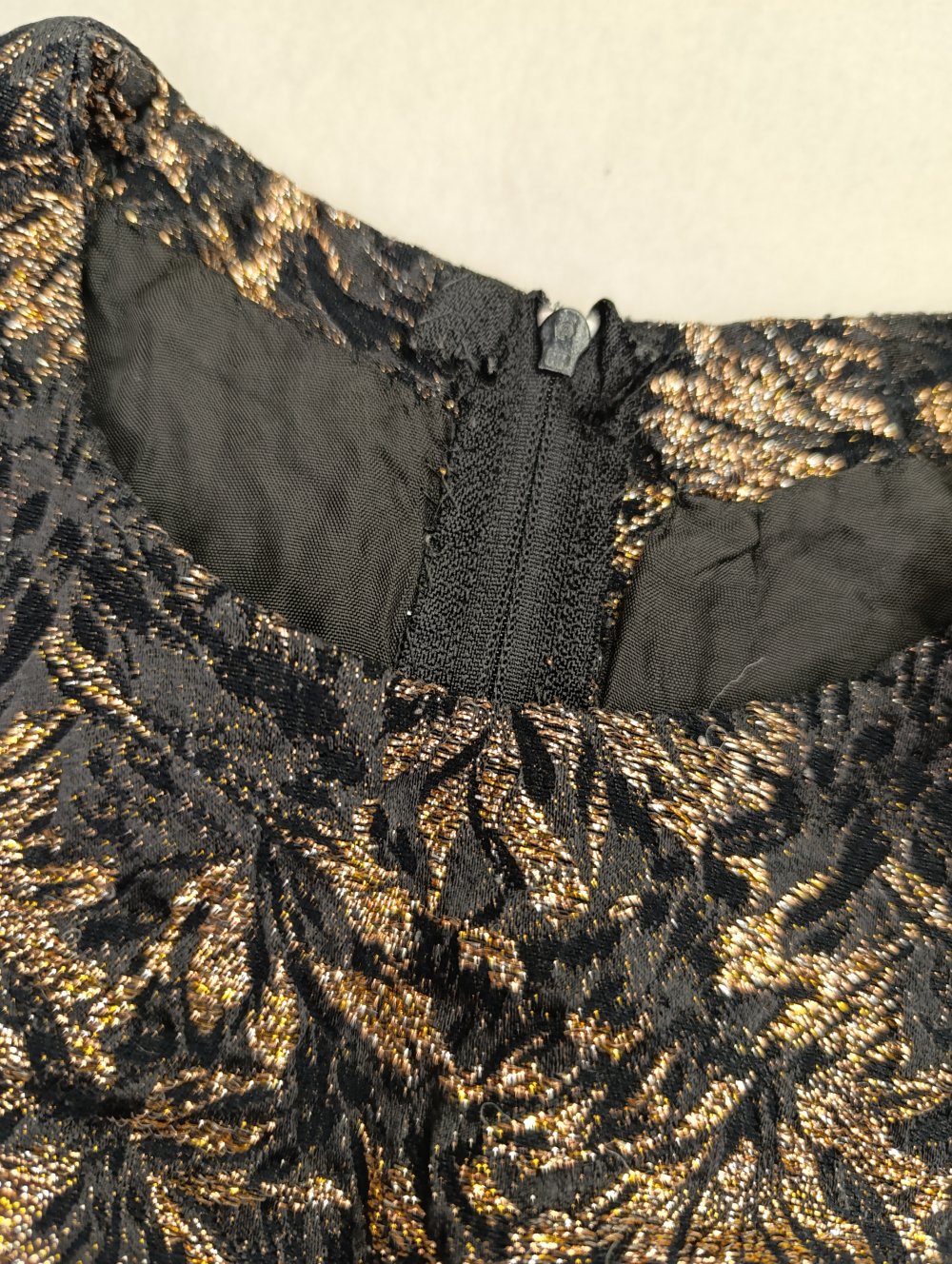 Elegantes Vintage-Kleid, Schwarz-Goldene Jacquard