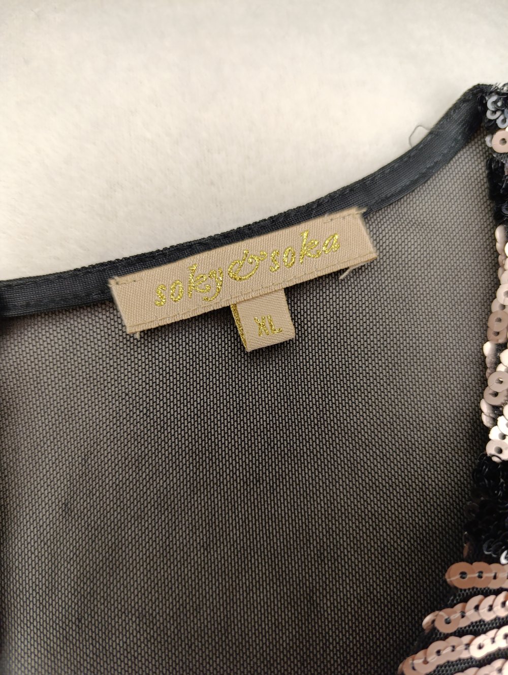 Glänzendes Paillettenkleid von Soky & Soka – Perfekt für den großen Auftritt