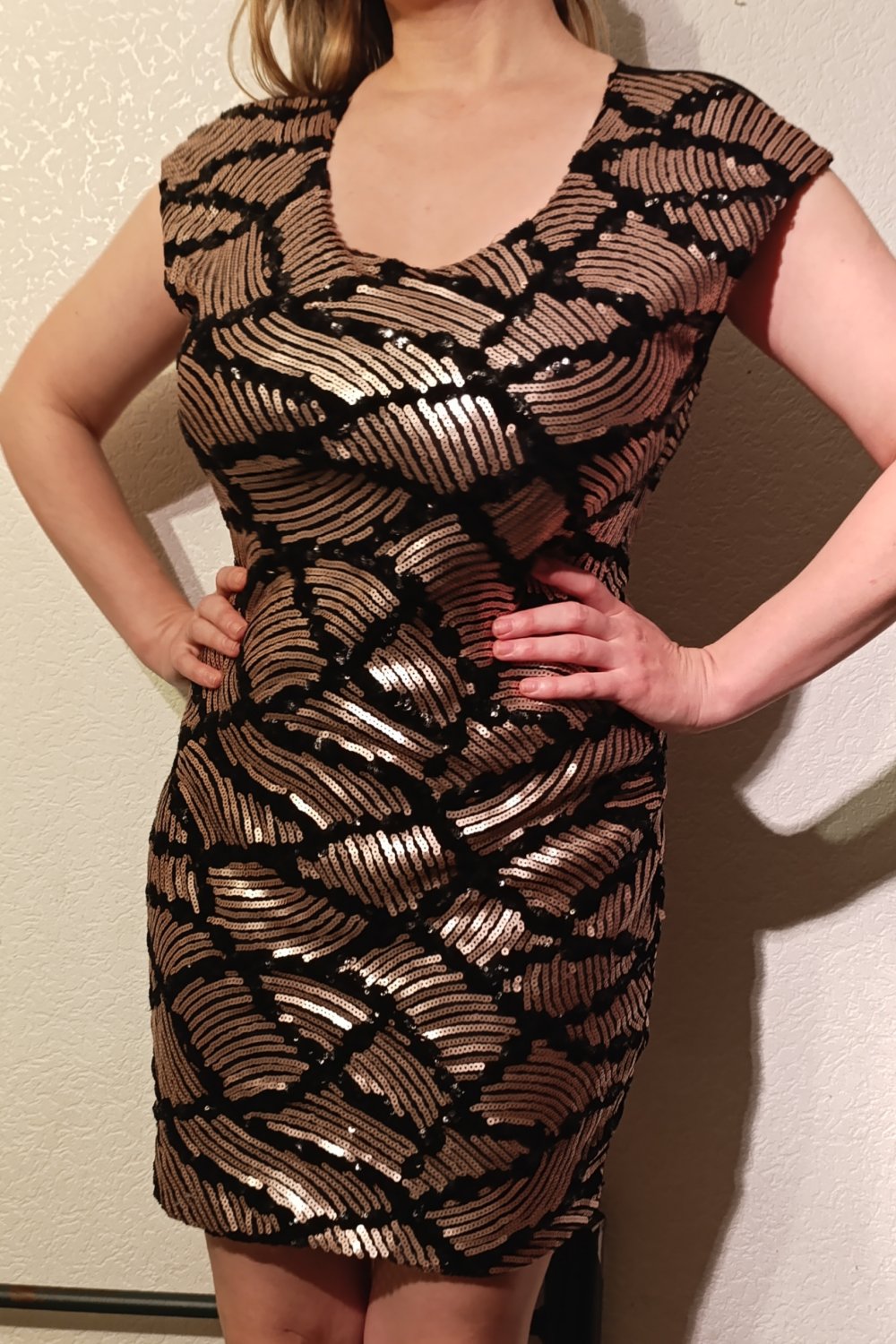 Glänzendes Paillettenkleid von Soky & Soka – Perfekt für den großen Auftritt