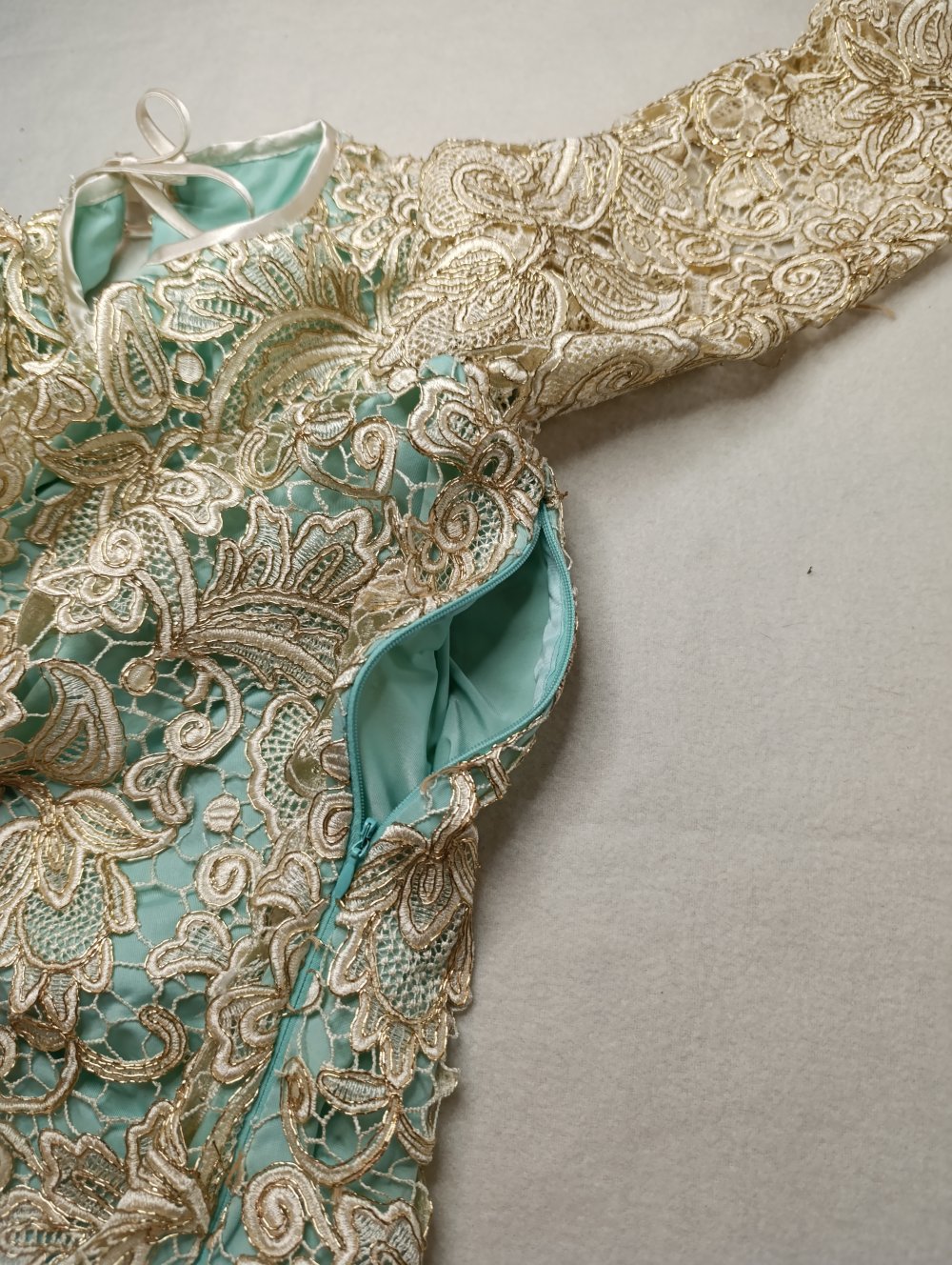 Elegantes Spitzenkleid Gr. L, Türkis/Mint mit Goldstickerei