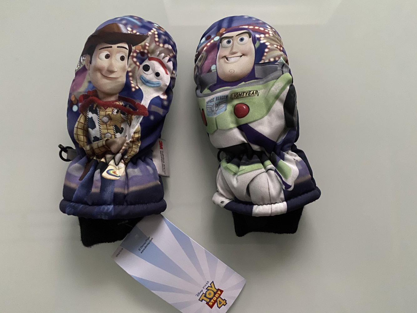 Jungen Mädchen Wattierte Handschuhe Toy Story winddicht Futter mit verstärkter Handfläche für einen festeren Griff. Gummizug und Klettriegel am Handgelenk und ein gestricktes Innenbündchen, neu mit Etikett Gr. 122/128 Marke: Toy Stor