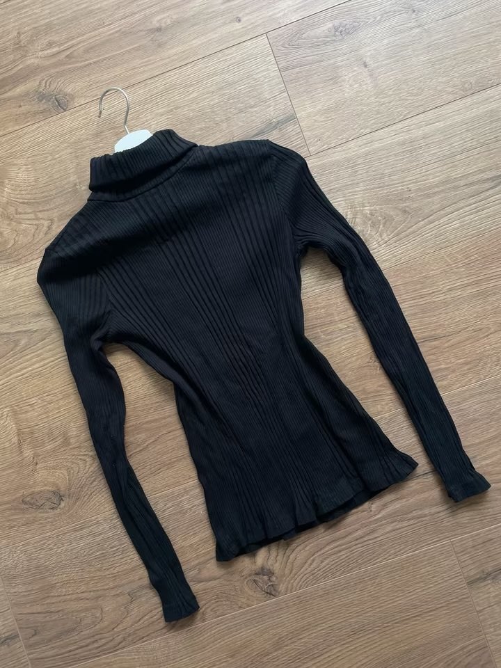 Schwarzer Rollkragenpullover