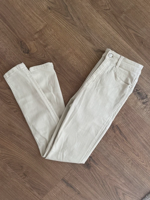 Cremefarbene Jeanshose | Zara