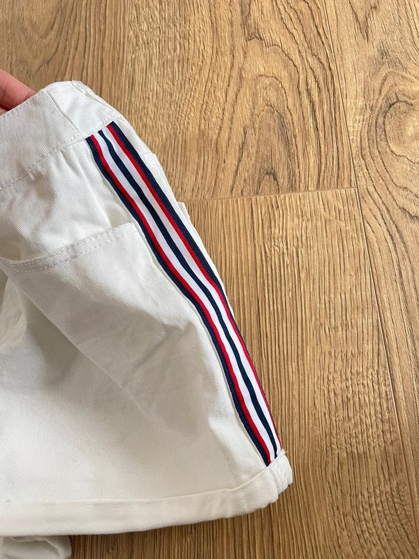 Weiße Shorts, mit Streifen | Fishbone