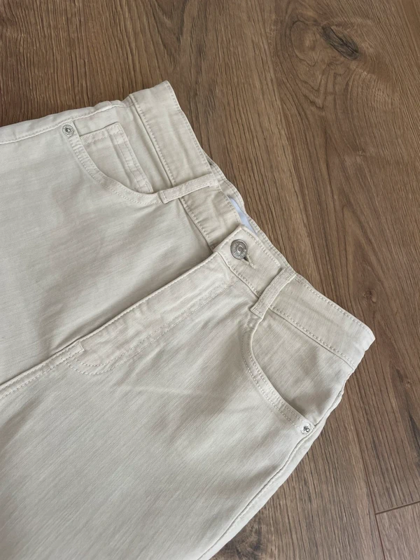 Cremefarbene Jeanshose | Zara