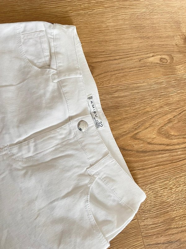 Weiße Shorts, mit Streifen | Fishbone