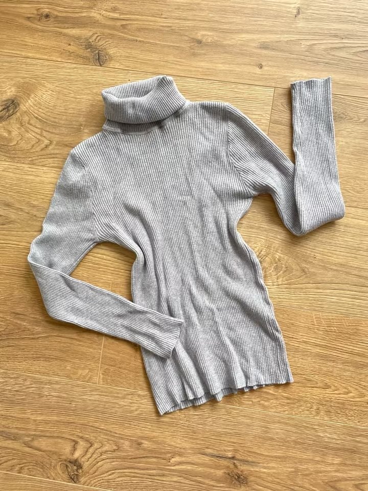 Grauer Rollkragenpullover