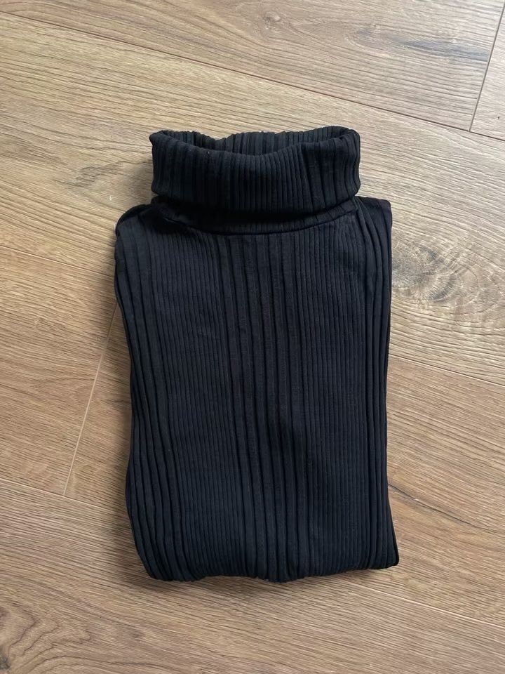 Schwarzer Rollkragenpullover