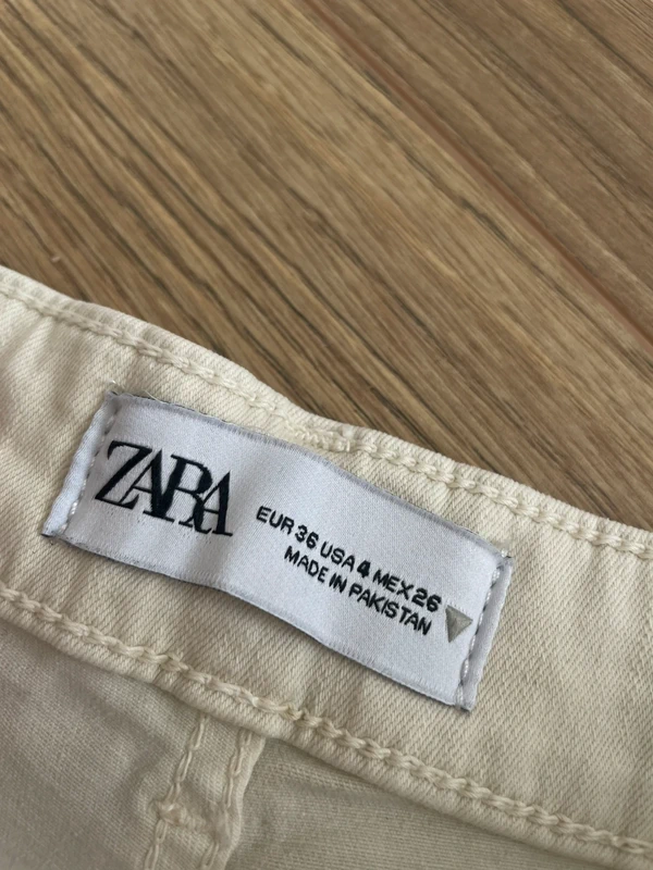 Cremefarbene Jeanshose | Zara