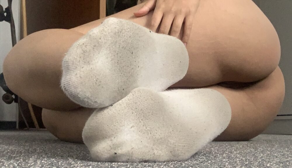 Biete getragene weiße Sneakersocken