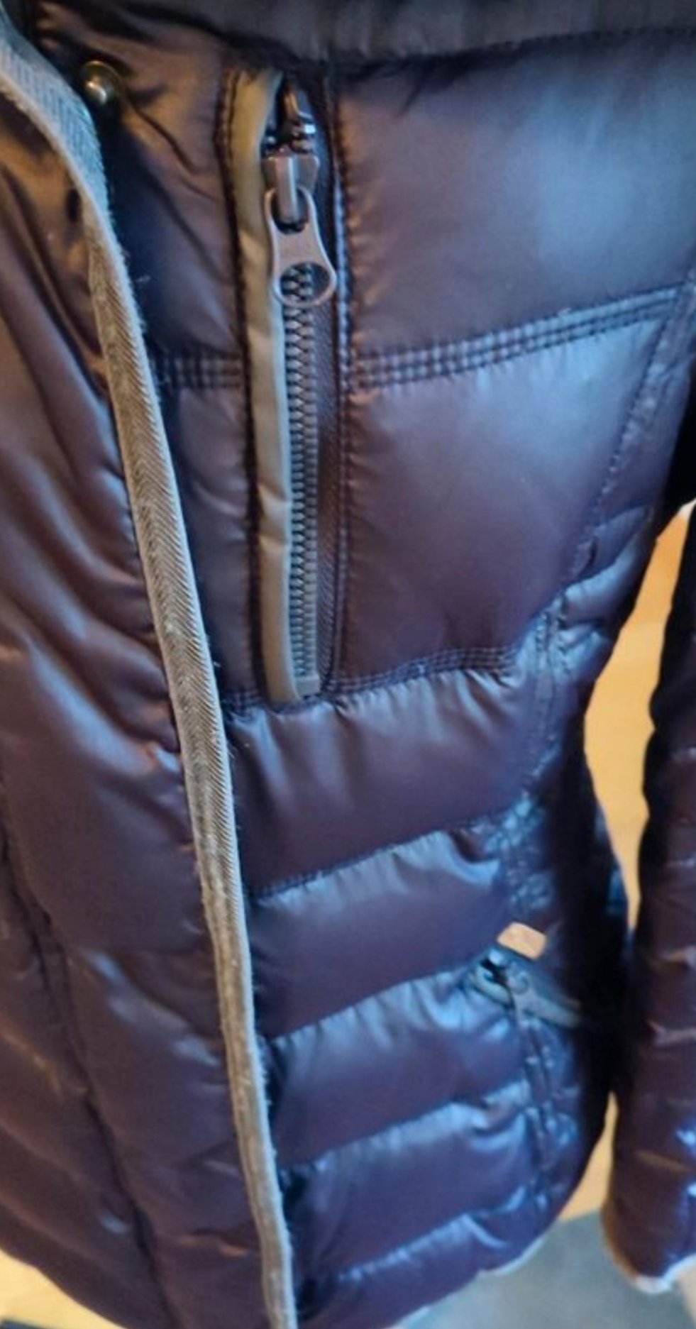 Auberginefarbene Winterjacke