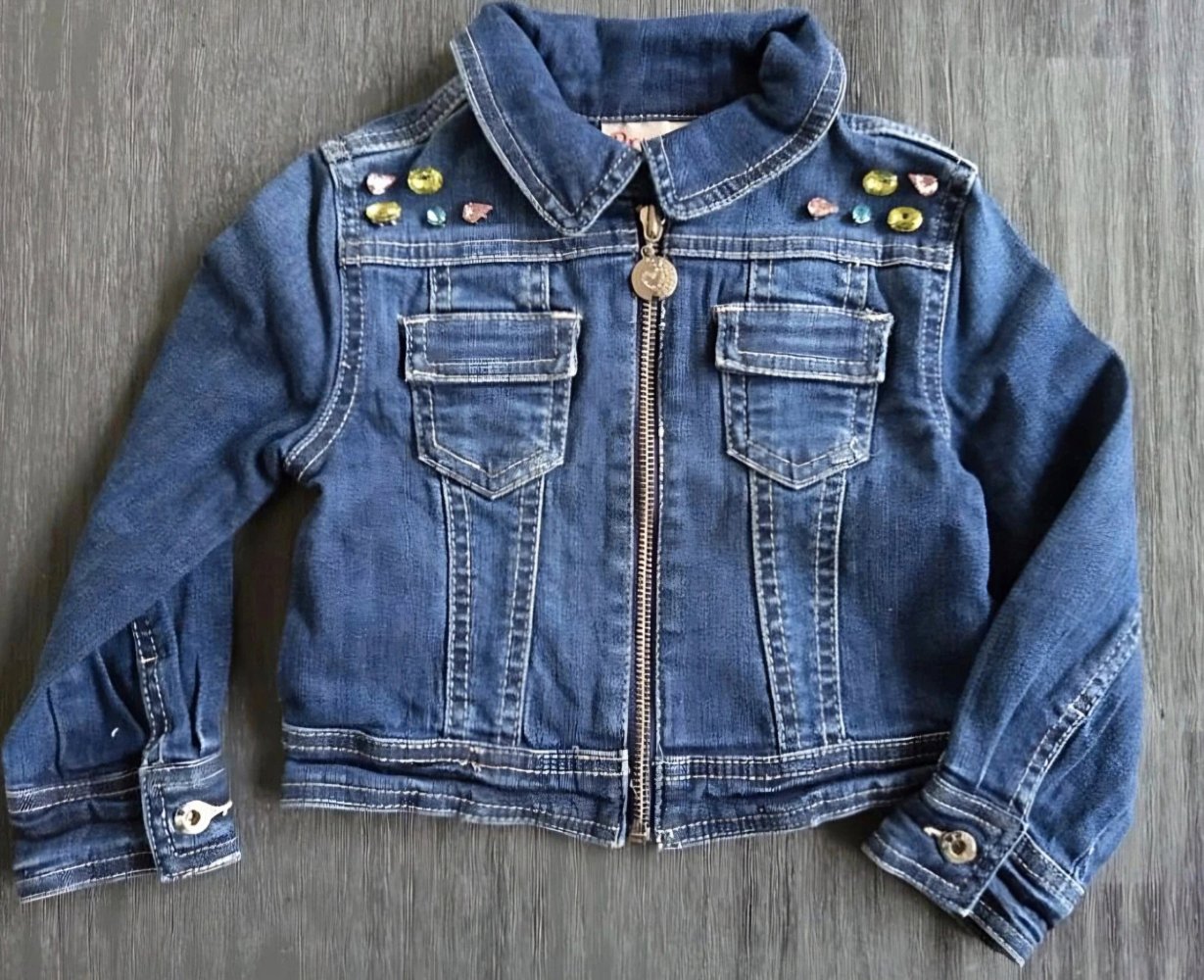 Jeansjacke mit Strasssteinchen 