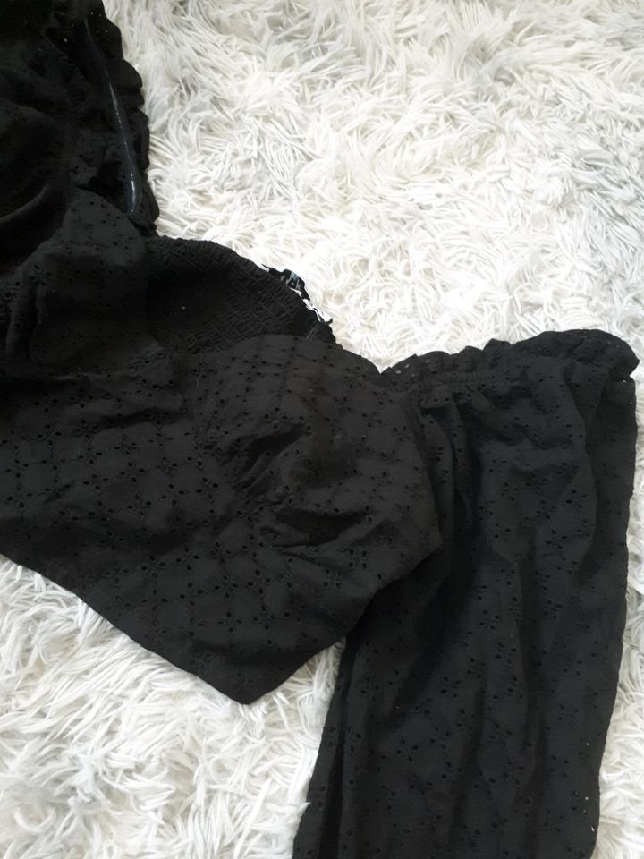 Schwarzes NAKD Oberteil Top mit langen Ärmeln Spitze Schulterfrei