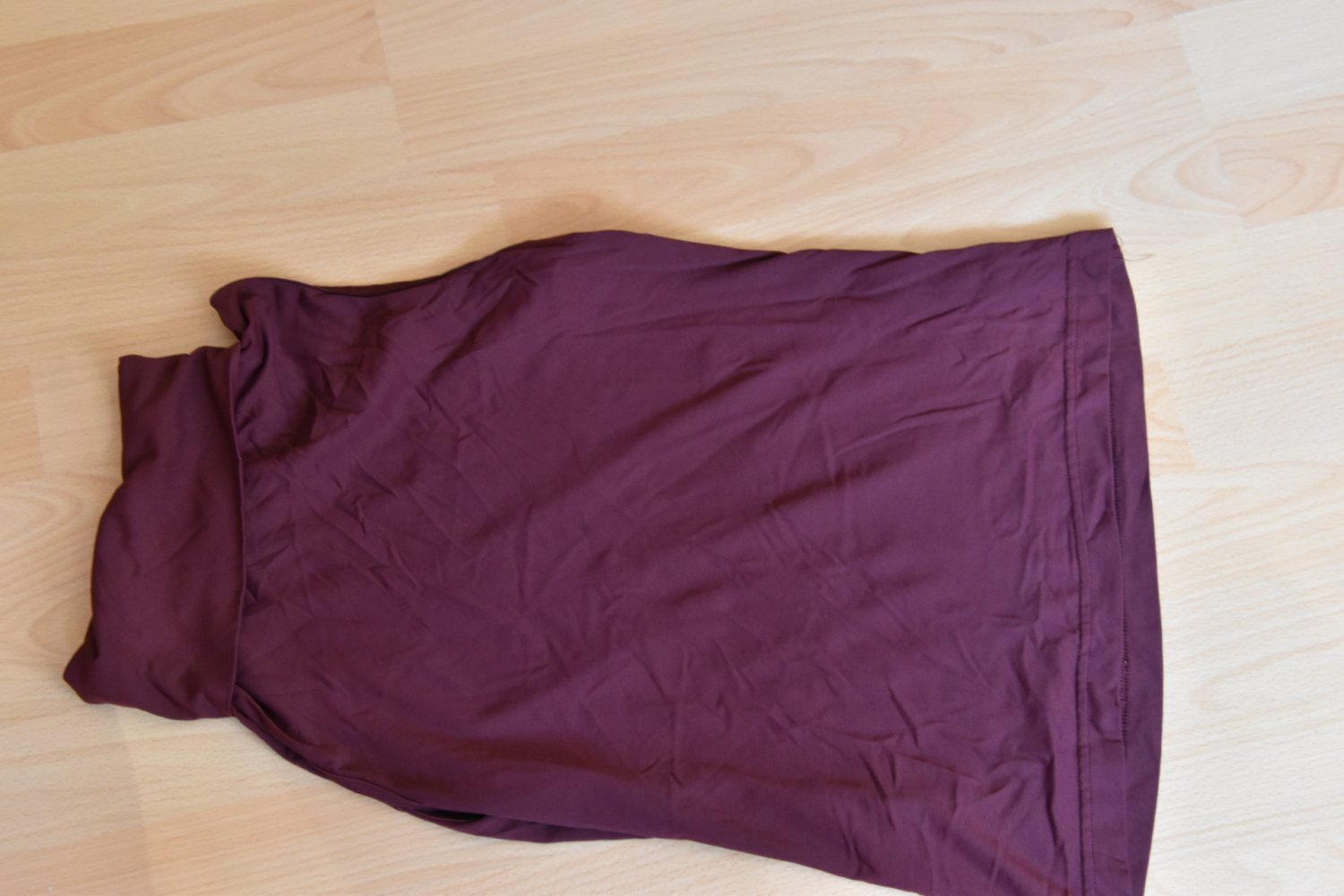 elastisches T-Shirt mit Kragen