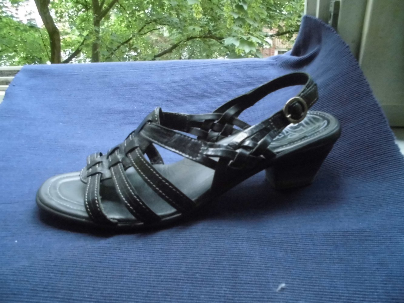 Tolle schwarze neuwertige Sandalen Think !
