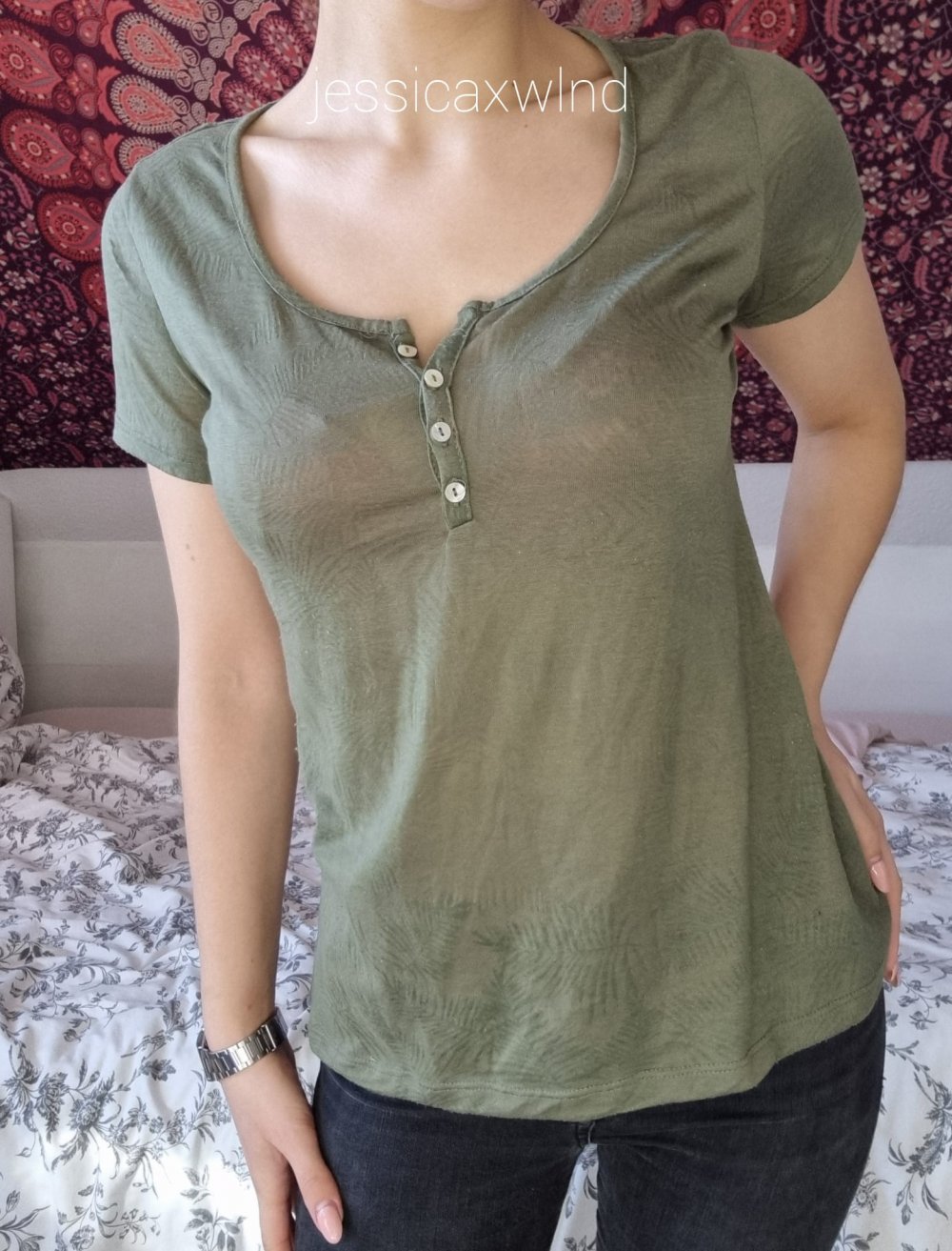 T-Shirt mit Knöpfen und dezentem Muster