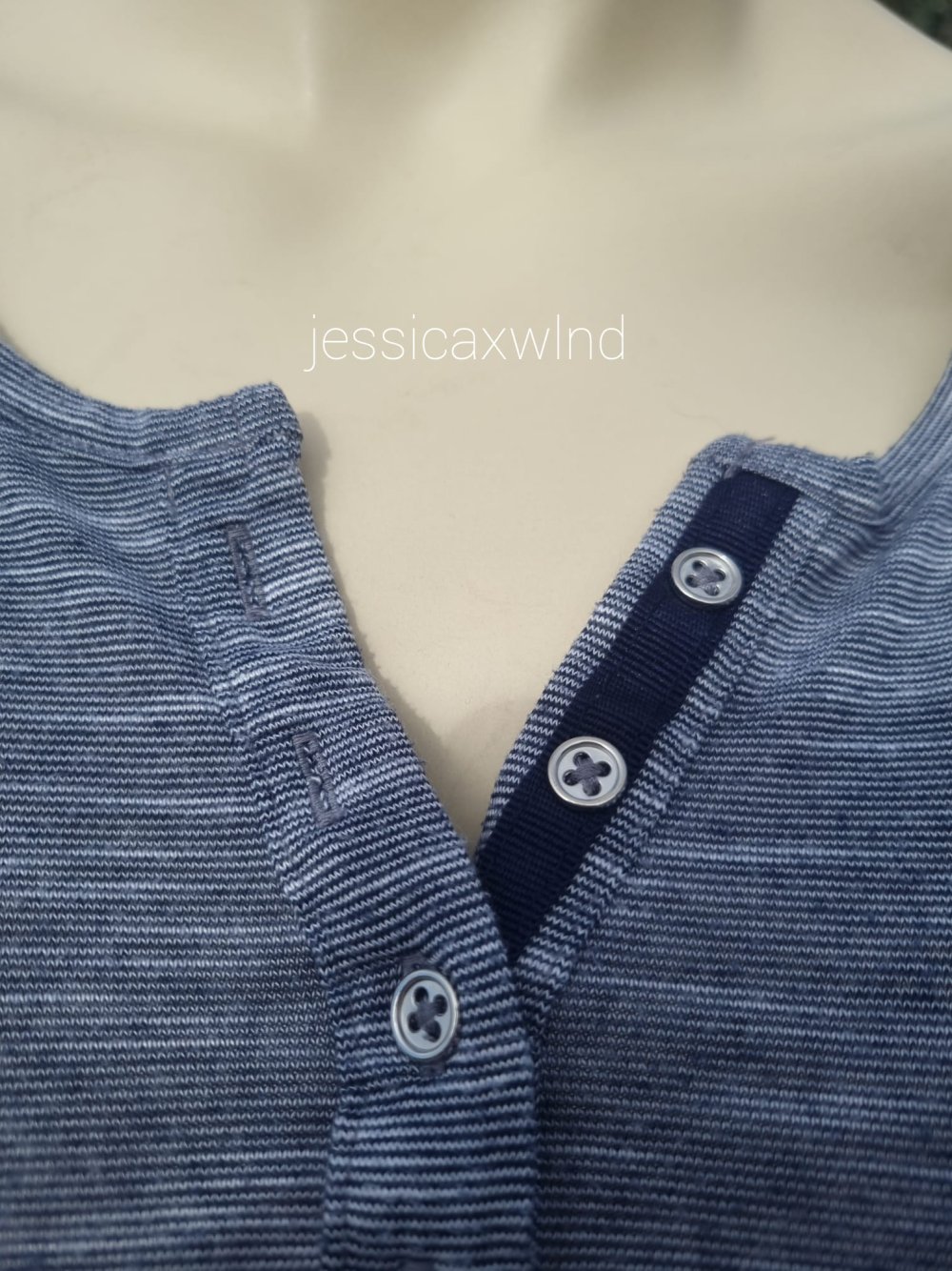 Basic Shirt mit Knöpfen am Ausschnitt
