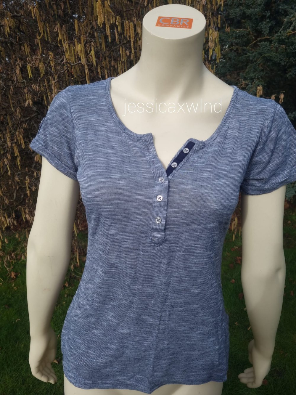 Basic Shirt mit Knöpfen am Ausschnitt