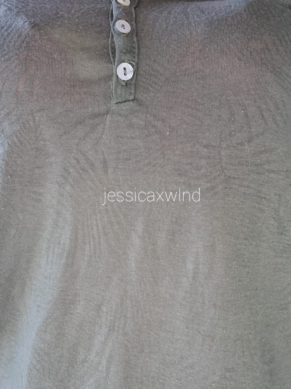 T-Shirt mit Knöpfen und dezentem Muster