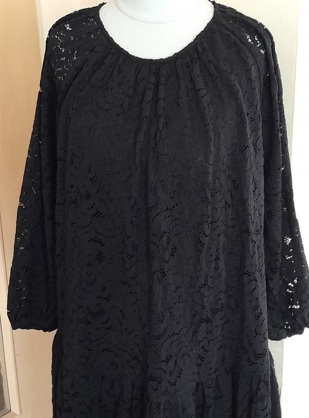 Lockeres, schwarzes Spitzenkleid mit 3/4 Ärmeln, Gr.38