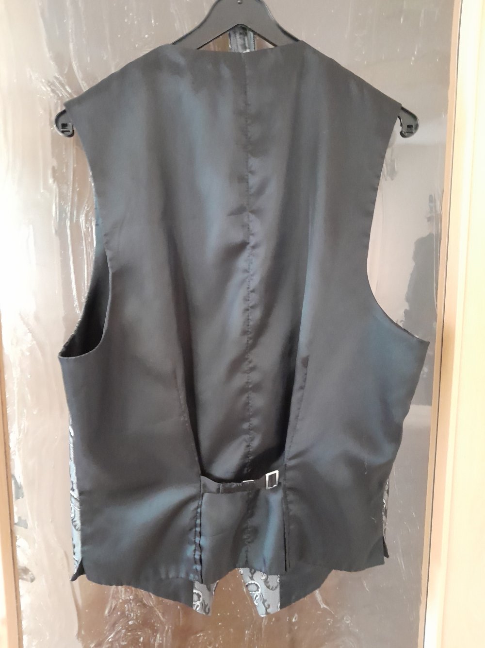 Elegante, graue Weste mit Paisleymuster und Tuchkrawatte