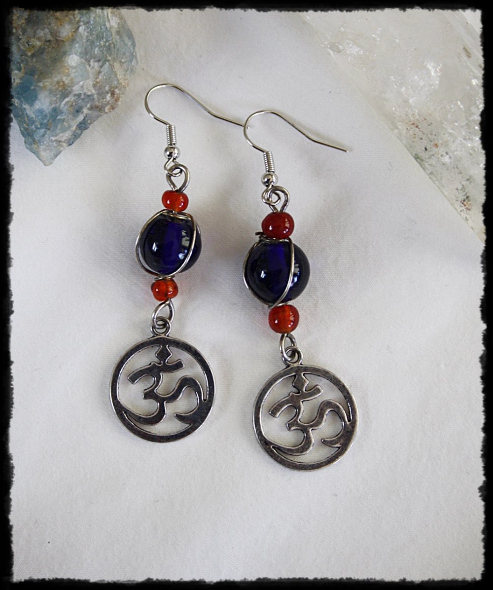 Zauberhafte, einzigartige Ohrringe mit OM Anhängern