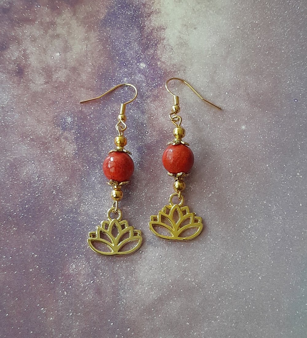 Wunderschöne, einzigartige Ohrringe mit Koralle und Lotus