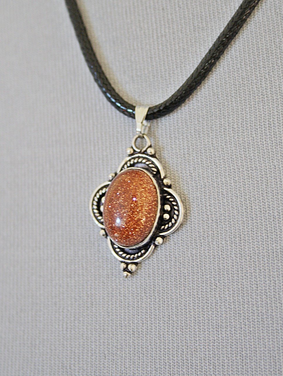 Schwarzes Collier mit silbernem Goldfluss Vintageanhänger