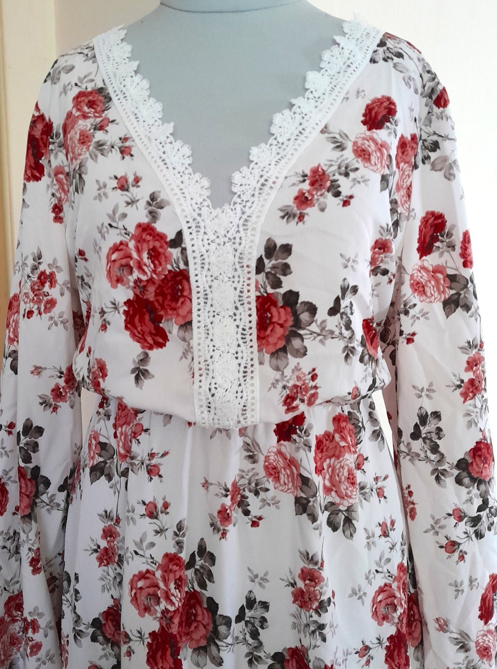 Schönes, cremeweißes Kleid mit Spitze und Rosen, Gr.40