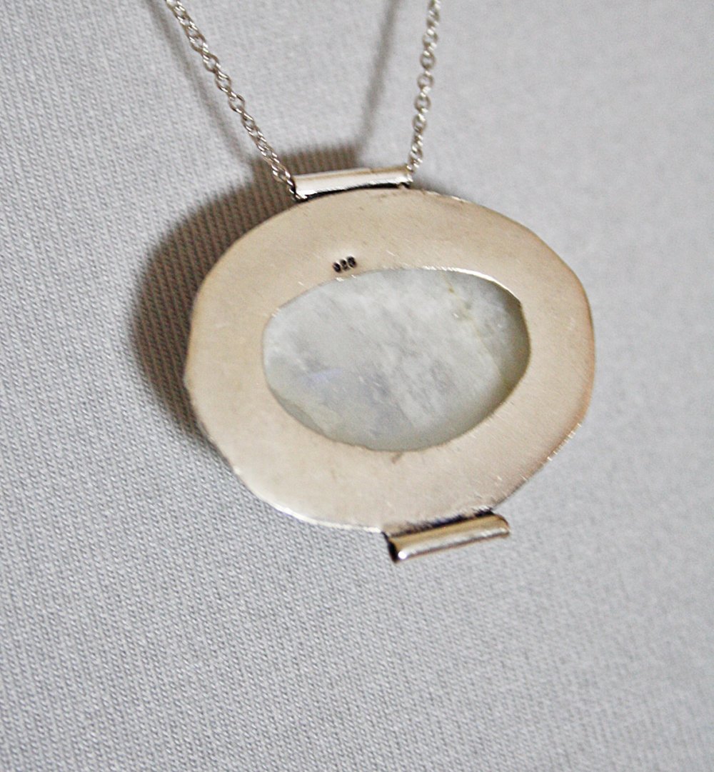 Filigranes Collier mit großem, silbernem Vintageanhänger und Mondstein