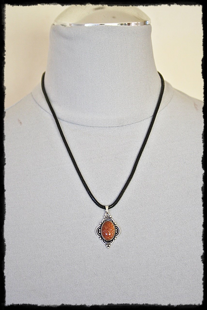 Schwarzes Collier mit silbernem Goldfluss Vintageanhänger