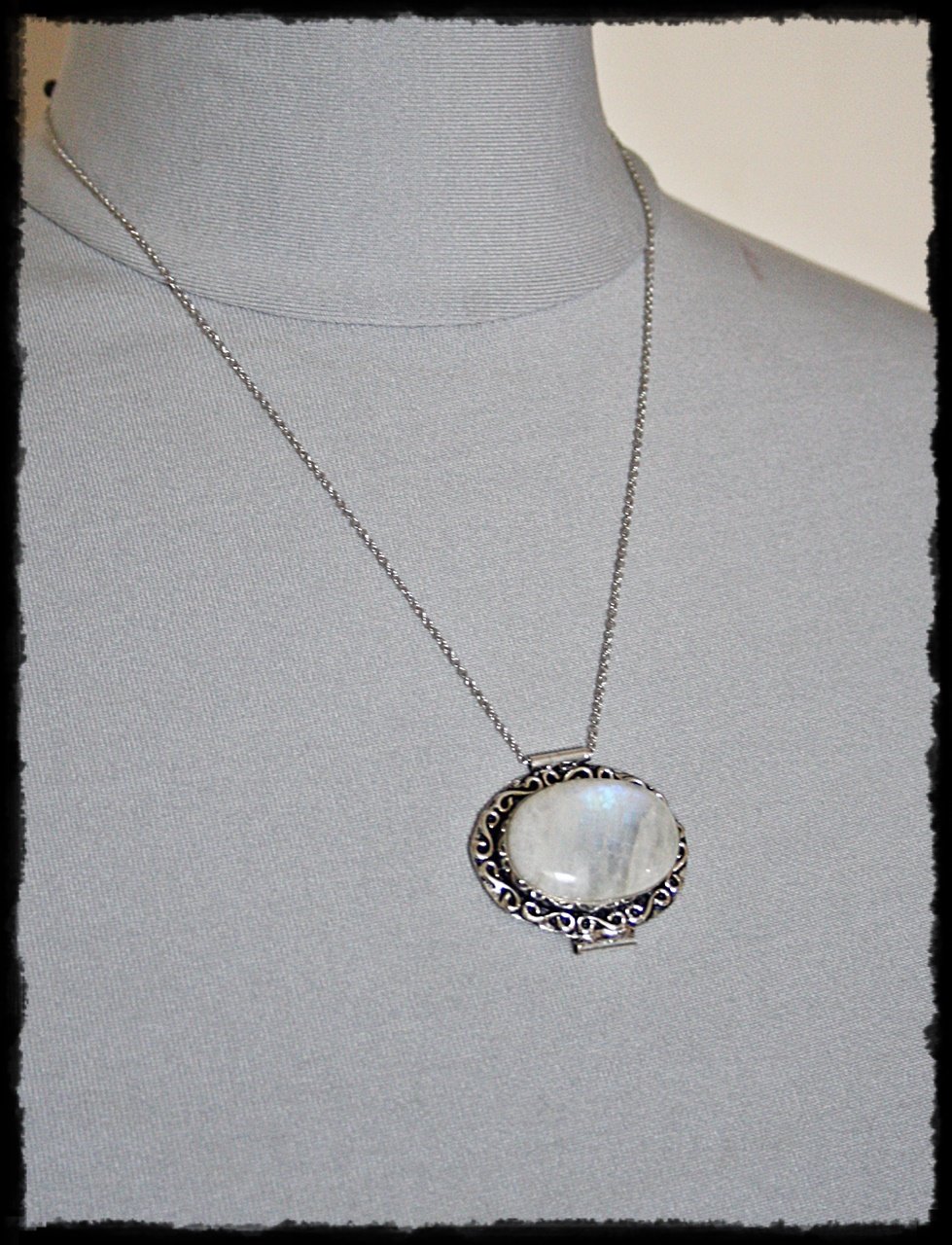 Filigranes Collier mit großem, silbernem Vintageanhänger und Mondstein