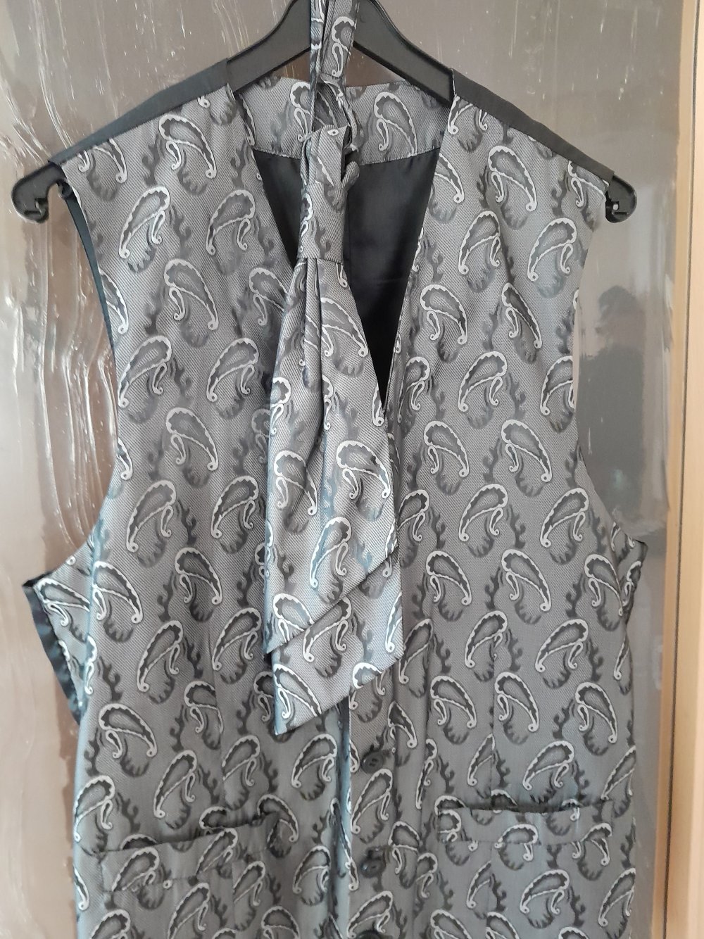 Elegante, graue Weste mit Paisleymuster und Tuchkrawatte