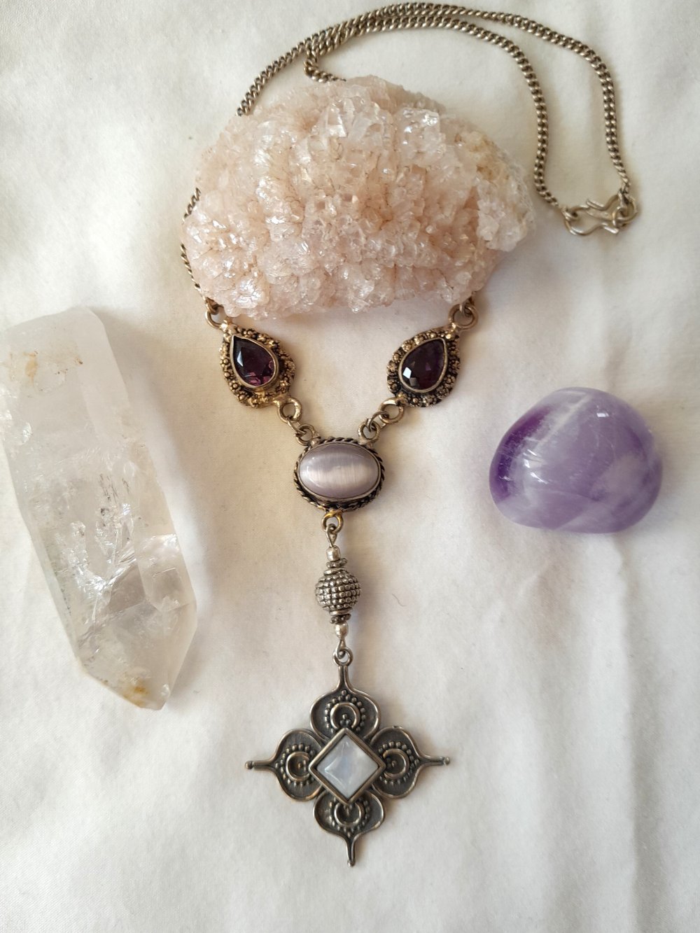 Außergeöhnliches Collier mit silbernem Anhänger und Mondstein