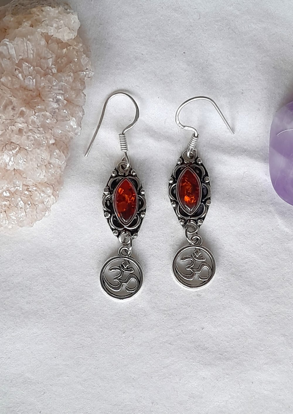 Schön verzierte Ohrringe mit OM Symbol