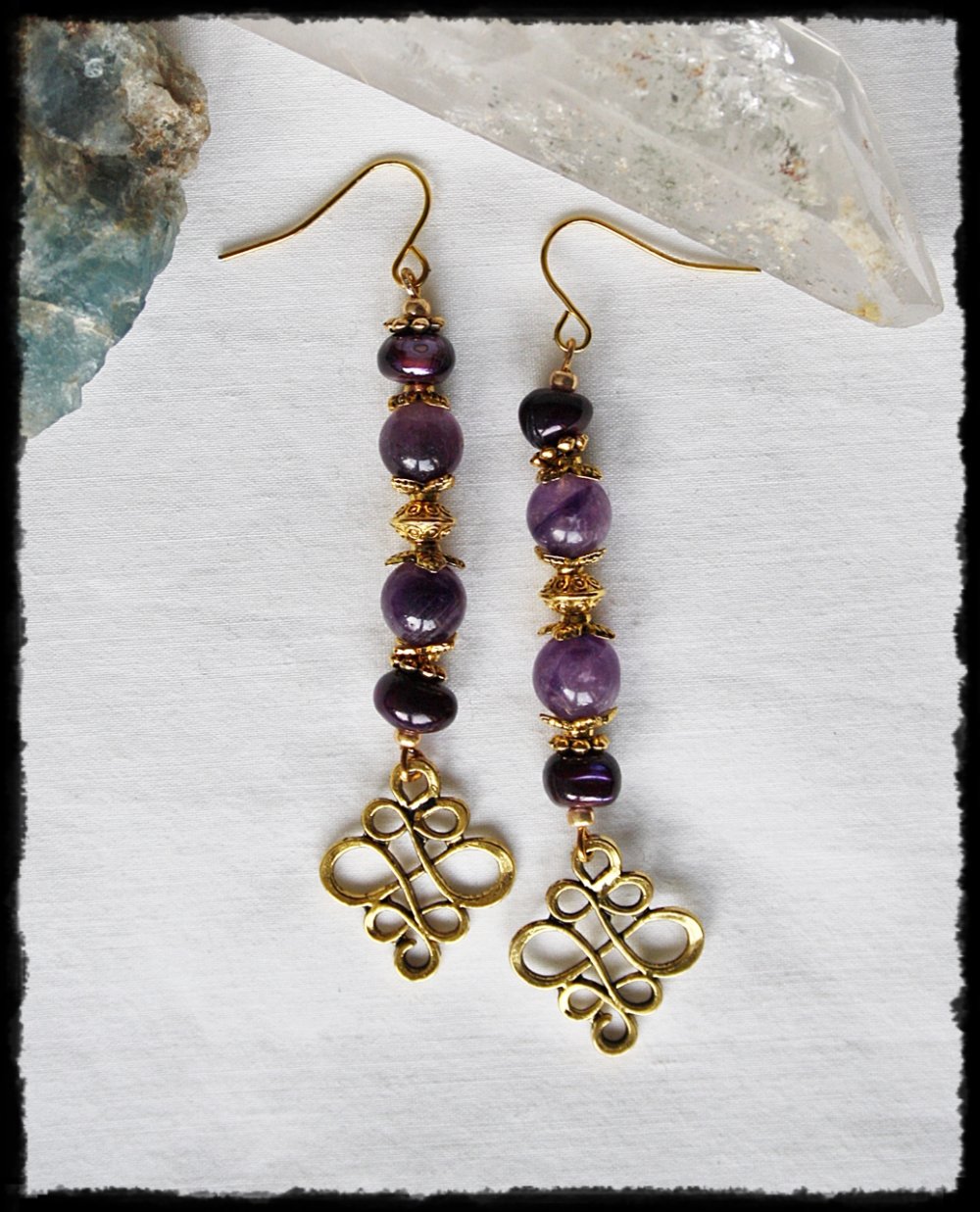 Wunderschöne, einzigartige Ohrringe mit Amethyst, violettem Perlmutt und keltischen Anhänger