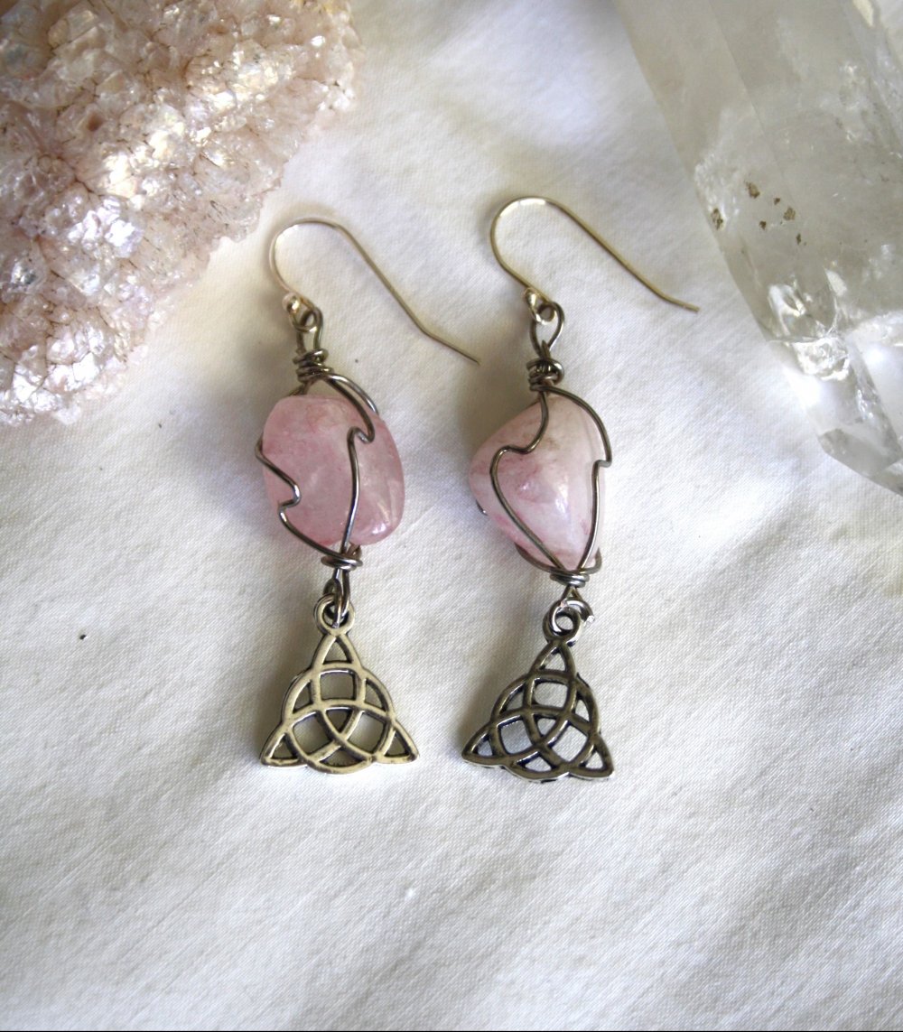 Zauberhafte, einzigartige Ohrringe mit Rosenquarz und keltischen Anhängern