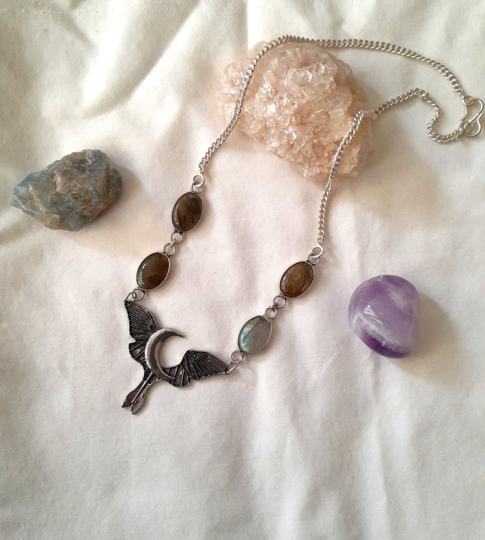 Kurzes Collier mit Nachtfalter und Labradorit